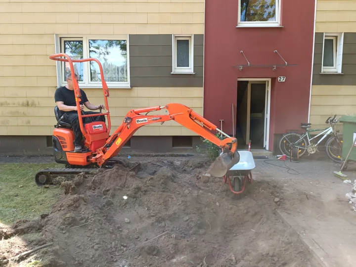 Erdarbeiten am Wohnhaus