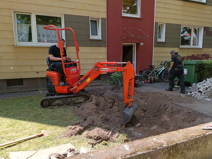 Baggerarbeiten an einer Grünfläche