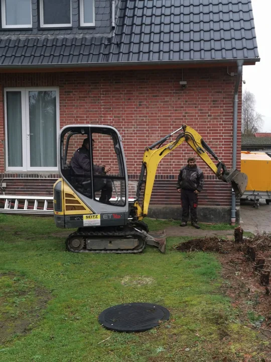 Minibagger am Wohnhaus