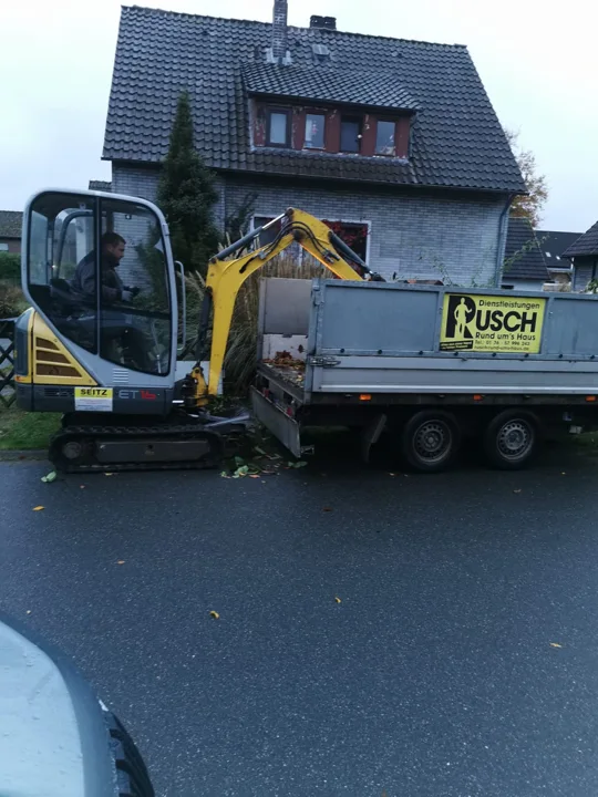 Bagger und Transportfahrzeug