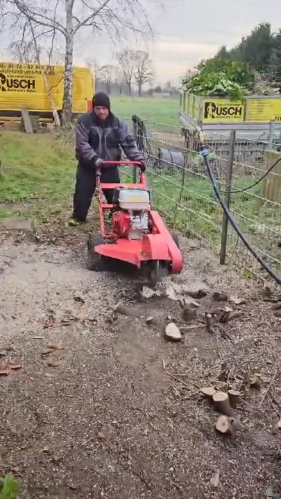 Gartenarbeiten mit der Bodenfräse