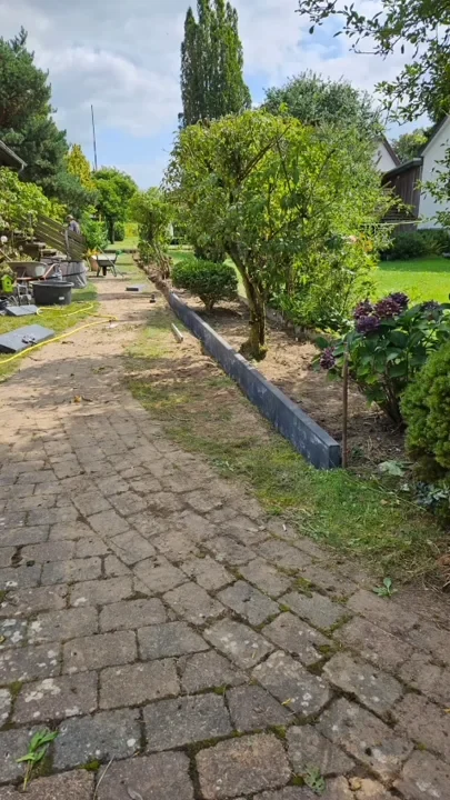 Pflege entlang eines Gartenwegs
