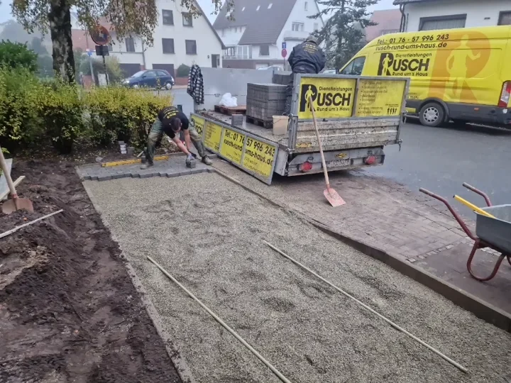 Pflasterarbeiten im Einsatz