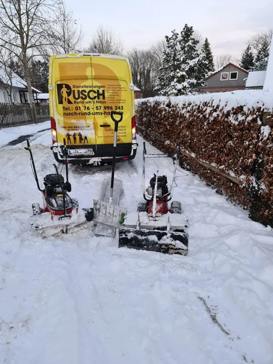 Fahrzeug und Räumgeräte