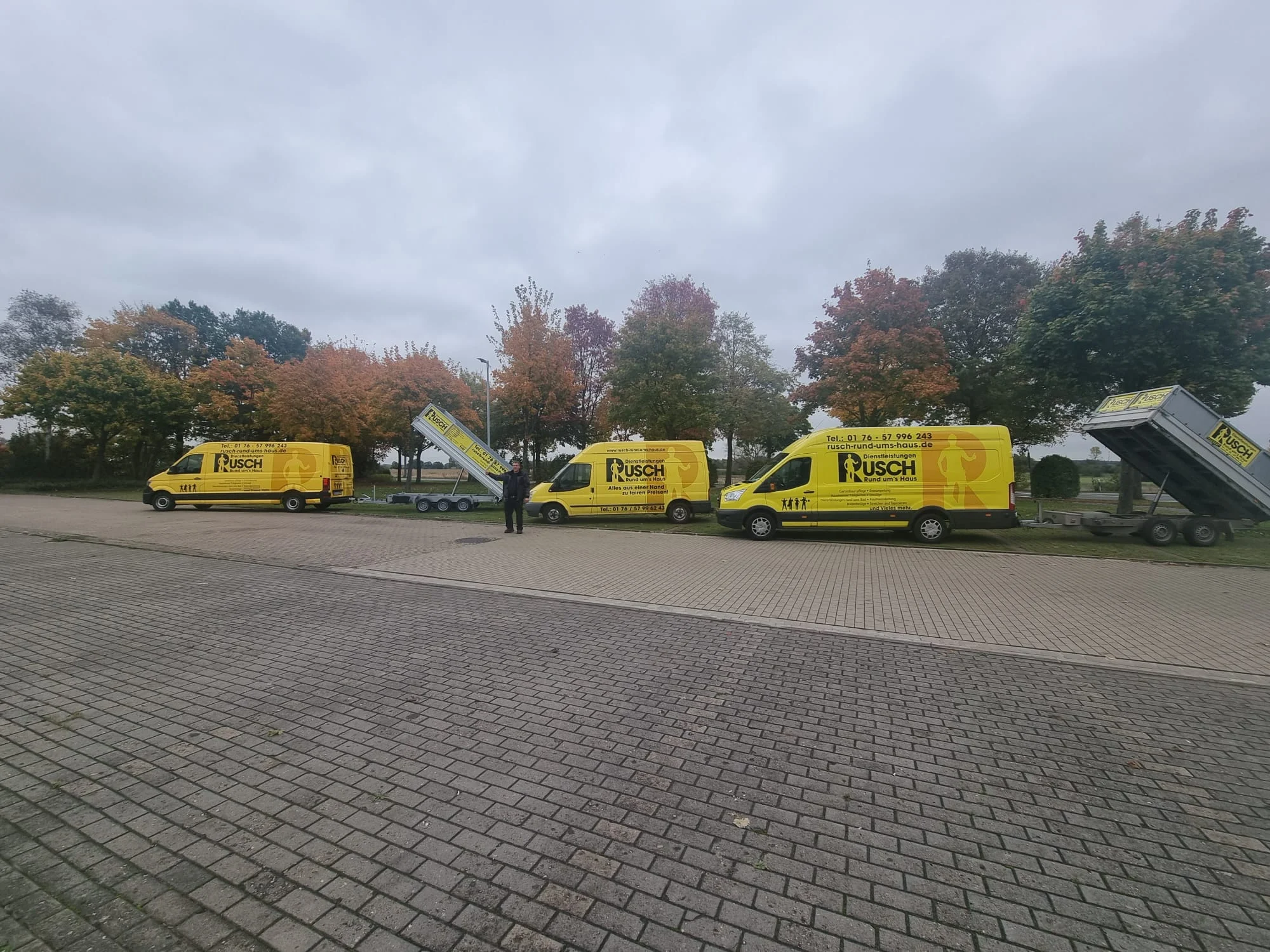 Die gelben Fahrzeuge von Rusch rund ums Haus